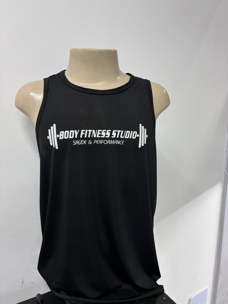 Regata preta Body Fitness Studio em manequim